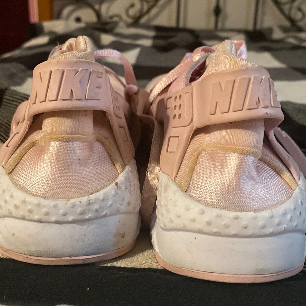 Pink Nike huaraches ( U.S. size 5 youth )